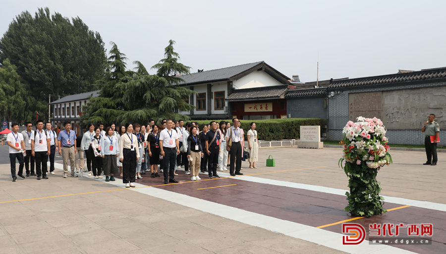 學(xué)員向八路軍一二九師前輩們敬獻(xiàn)花籃，向革命先輩們致敬。記者張友豪攝_副本
