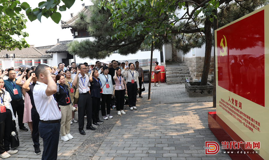 學(xué)員重溫入黨誓詞。記者張友豪攝_副本